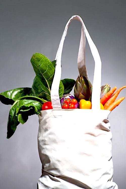 Un sac en coton réutilisable pour faire les courses peut-être nettoyé avec de l'eau oxygénée.