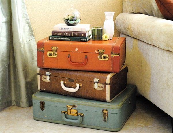 Plusieurs vieilles valises empilées pour en faire une table de nuit vintage