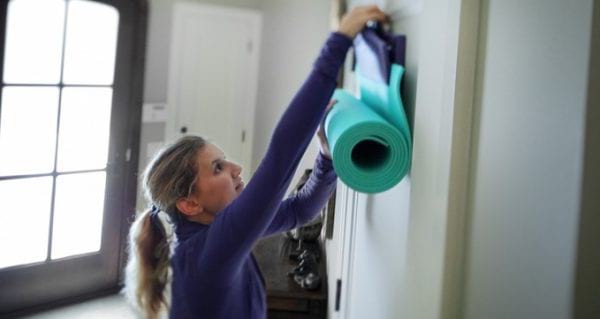 Tapis de yoga rangé sur le mur