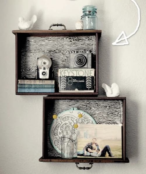 Deux tiroirs fixés au mur servant rangements