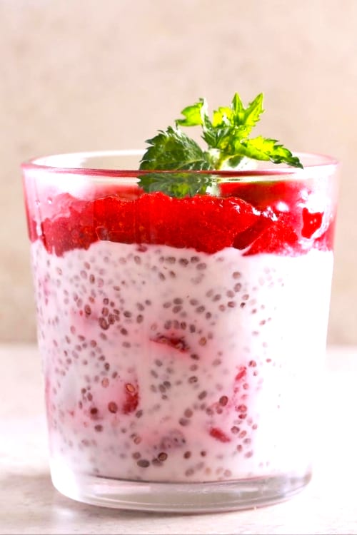 Verrine de graines de chia et de yaourt, avec des fruits rouges.