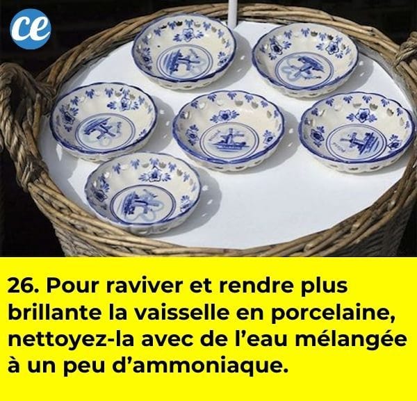 Des bols en porcelaine bleue sur un plateau en osier.
