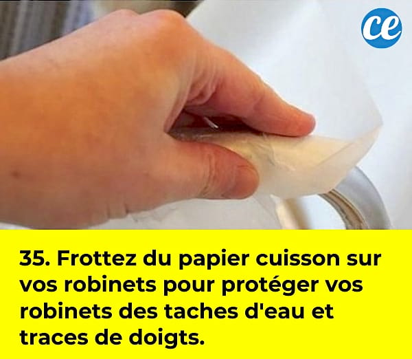 Une main qui essuie un robinet avec du papier cuisson.