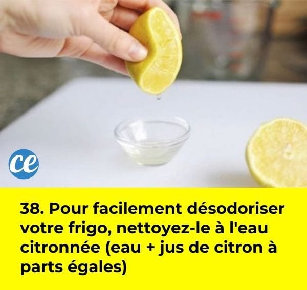 Une main qui presse un citron dans un petit bol en verre.