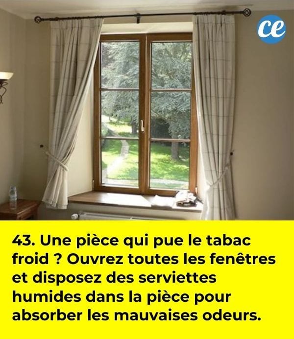Une fenêtre fermée avec des rideaux blancs, dans une pièce ensoleillée.