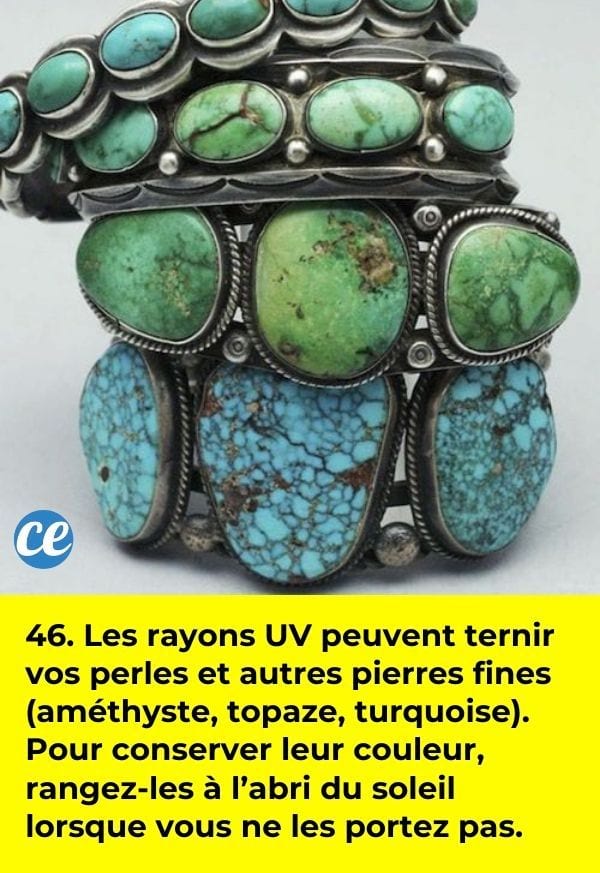 Une pile de bracelets en argent et en pierres fines comme l'améthyste, la topaze et la turquoise.