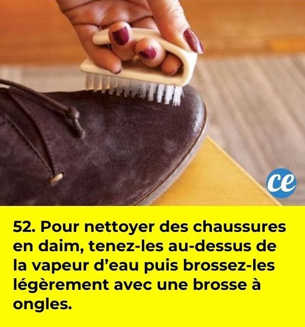 Une main qui nettoie des chaussures en daim avec une brosse à ongles.