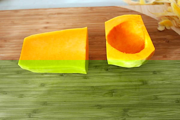 Couper la courge en deux le bas et le haut