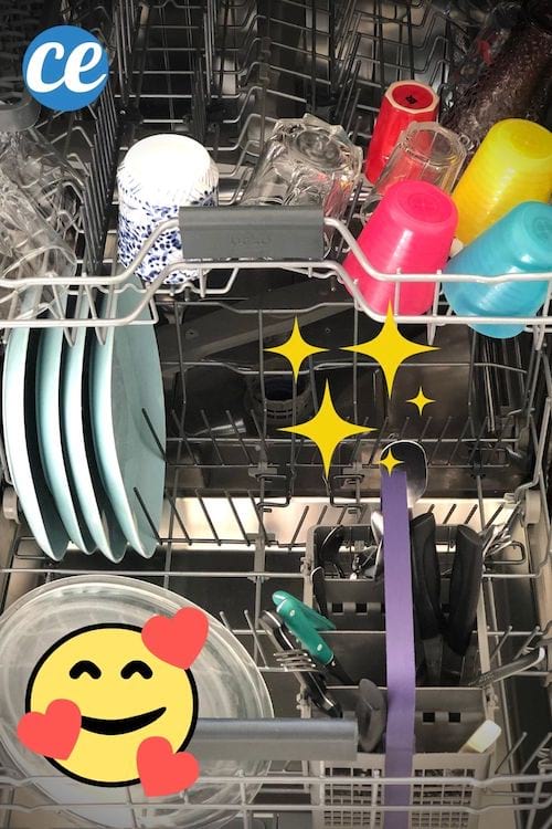 L'intérieur d'un lave-vaisselle propre avec de la vaisselle