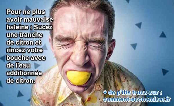 Un homme suce une tranche de citron en faisant la grimace contre la mauvaise haleine