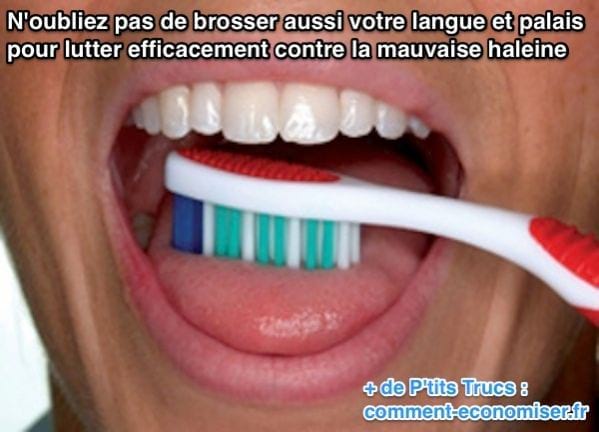 Une personne se frotte la langue avec une brosse à dents