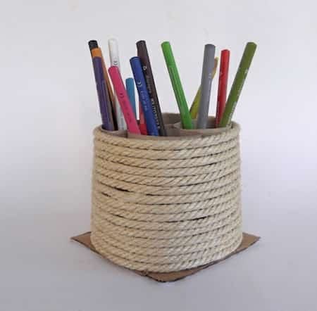 pot a crayon avec corde et rouleau papier toilette