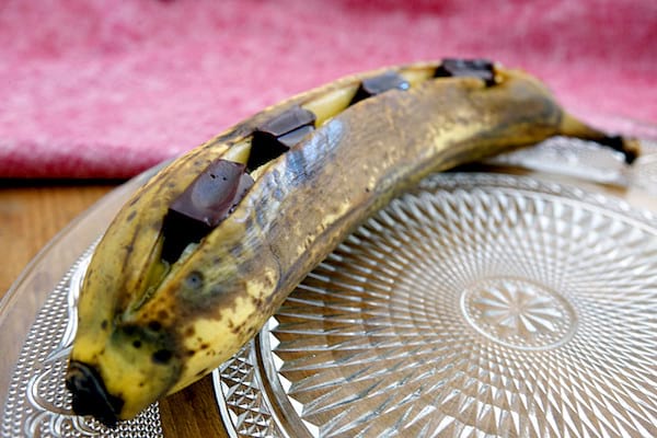 Une banane cuite au four micro ondes avec du chocolat fondu