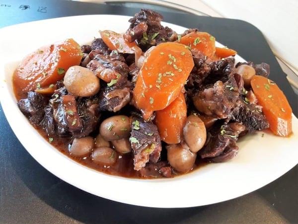 Un boeuf bourguignon avec des carottes cuisiné au four micro-ondes