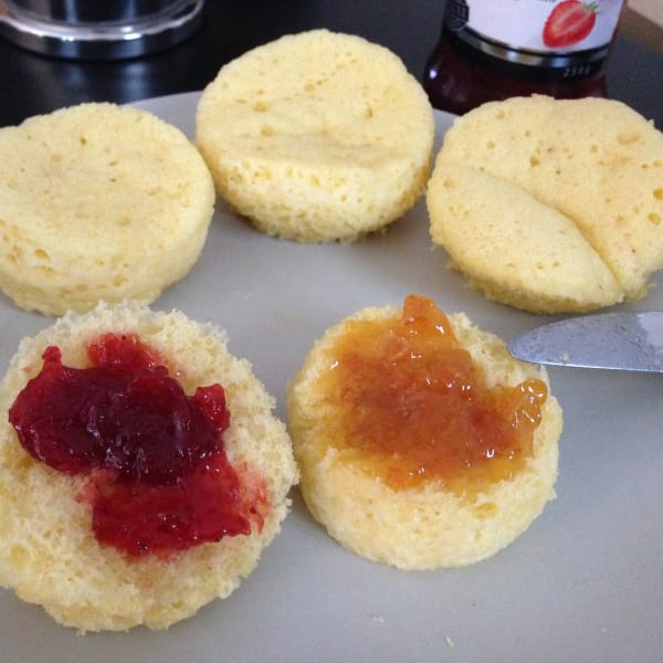 des petites brioches faites avec de la confiture faite au micro ondes