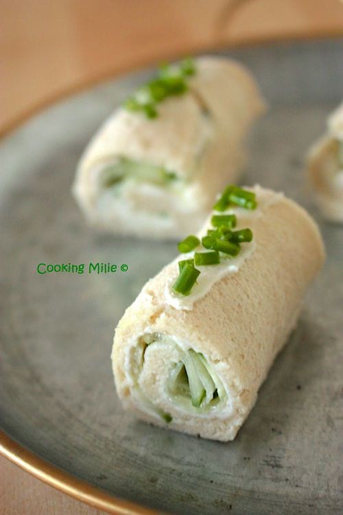 Petites buchettes apéritives faites avec du pain de mie et des concombres