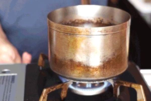 Une casserole pour préparer un café à l'ancienne SANS cafetière.