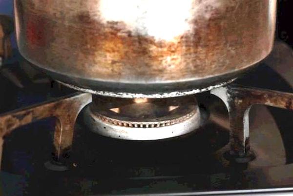 Utilisez une simple casserole pour faire votre café à l'ancienne.