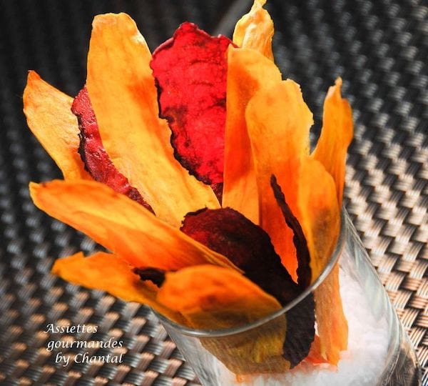 des chips de betterave et de patate douce préparées au micro-ondes