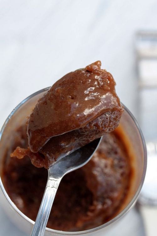 Un mug cake à la noix de coco et au chocolat préparé au micro-ondes
