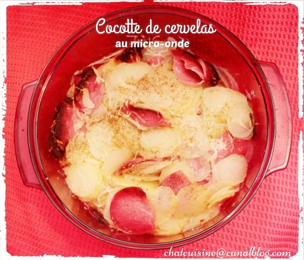 une cocotte de cervelas cuite au micro-ondes