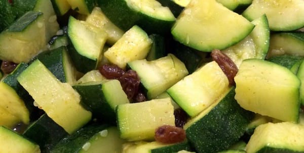 Des courgettes coupées en morceaux et cuites à la vapeur au micro-ondes