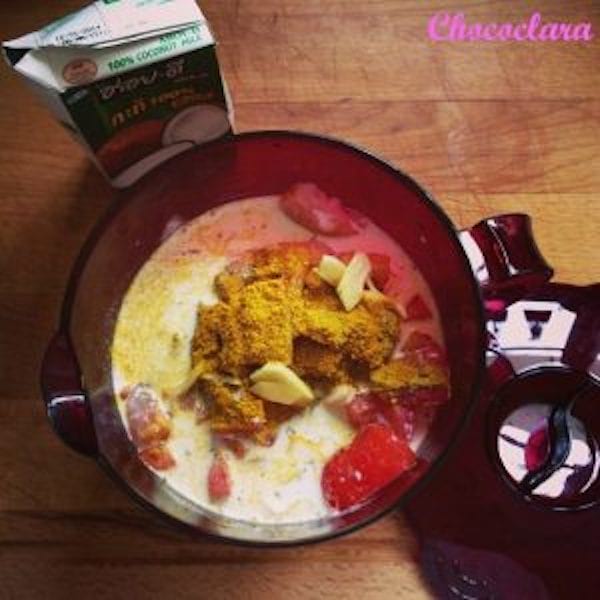 un curry de poulet au lait de coco préparé au micro-ondes