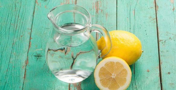 Boire un verre d'eau chaude citronnée pour bien commencer sa journée.