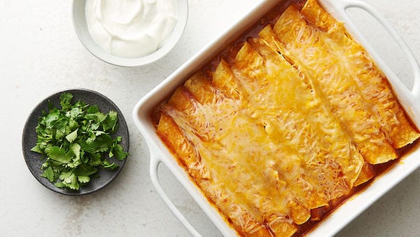 un plat d'enchiladas préparées au four micro ondes