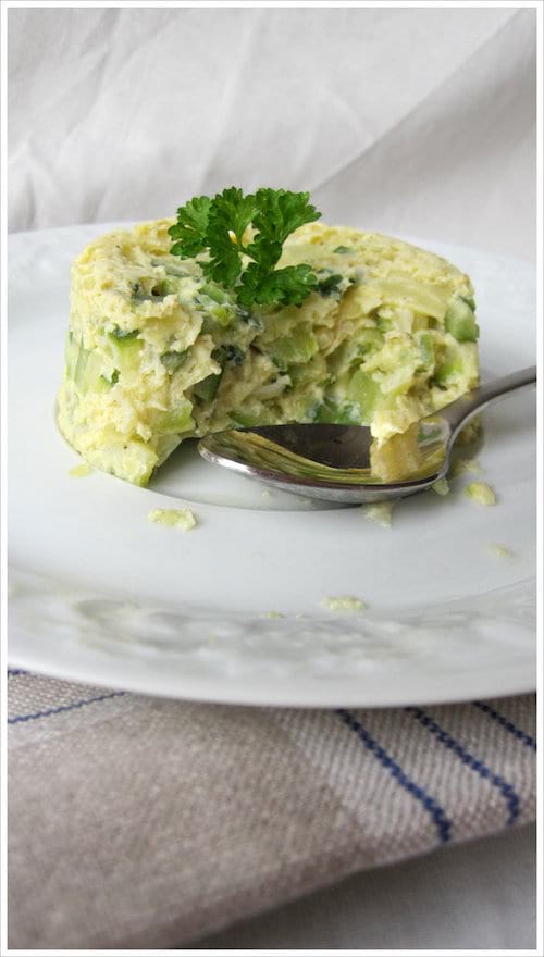 Un flan de courgette individuel dans une assiette préparé au micro ondes
