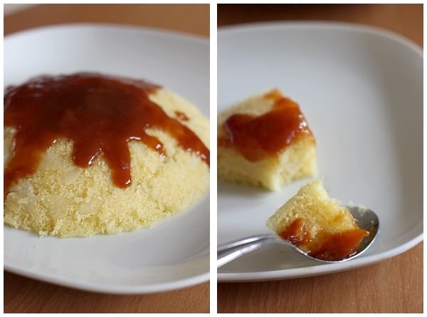 un gâteau aux poires nappé de caramel préparé au micro-ondes