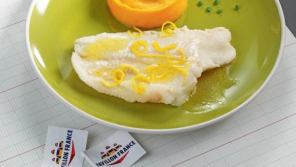 un filet de limande cuit au micro-ondes avec une sauce au citron