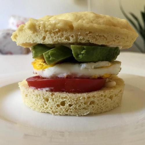 Un sandwich végétarien préparé dans un muffin cuit au micro-ondes