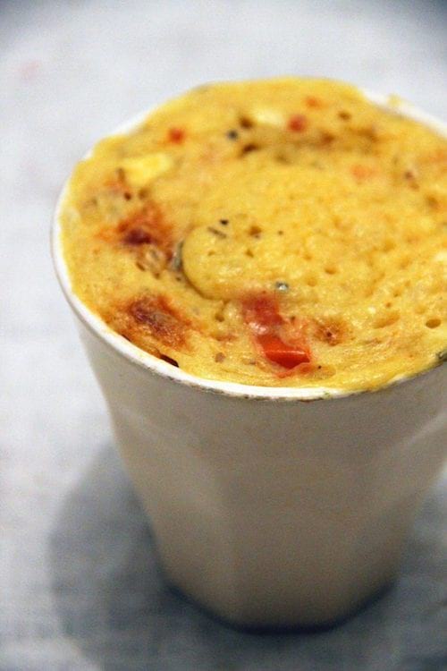 Un mug cake salé au fromage de chèvre et chorizo préparé au micro-ondes