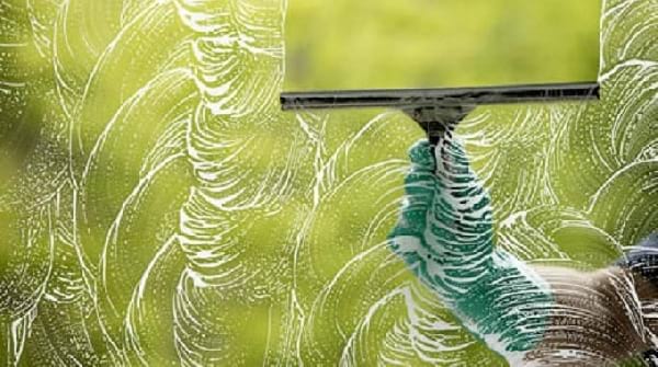 nettoyer vitres avec du liquide vaisselle et une raclette