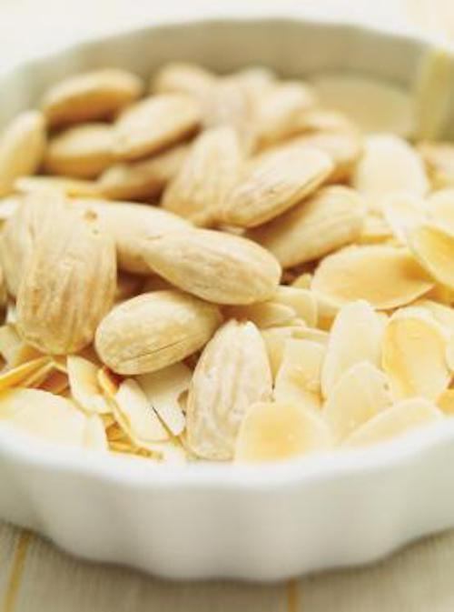 des fruits secs comme des amandes grillés au micro-ondes