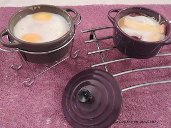 des oeufs cocotte préparé au micro-ondes
