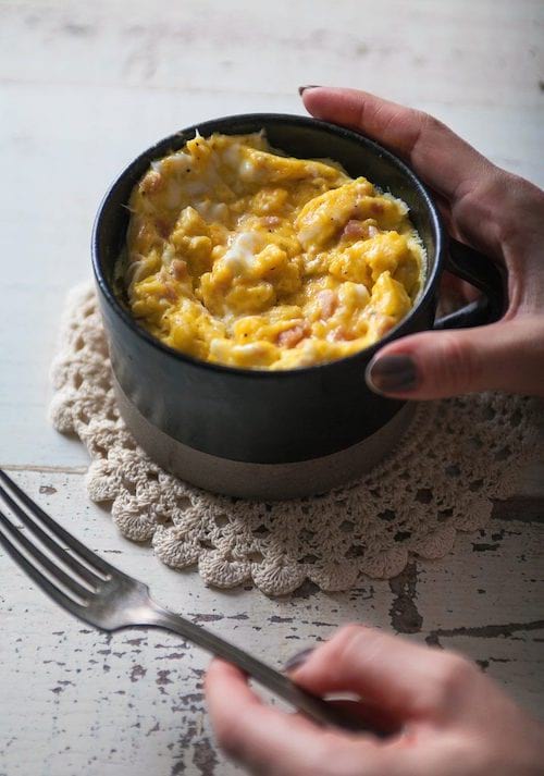 une omelette préparée dans une tasse et cuite au micro-ondes