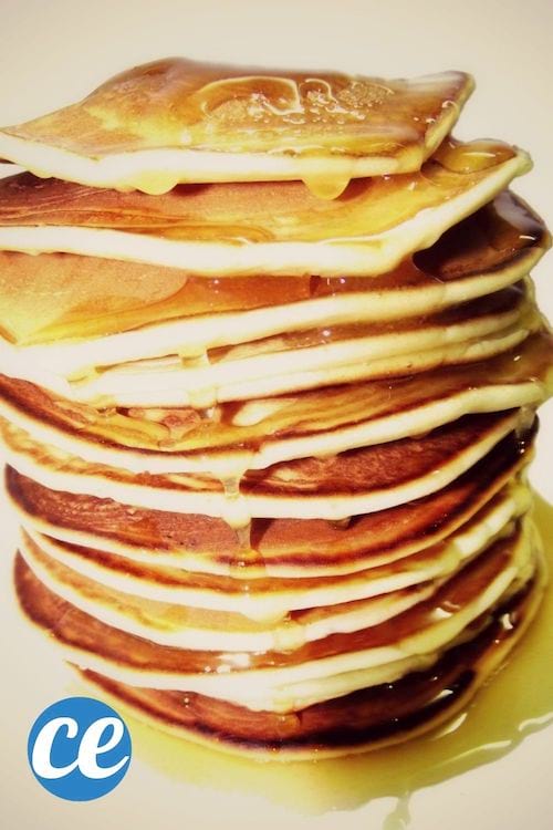 Une pile de pan cakes avec du sirop d'érable