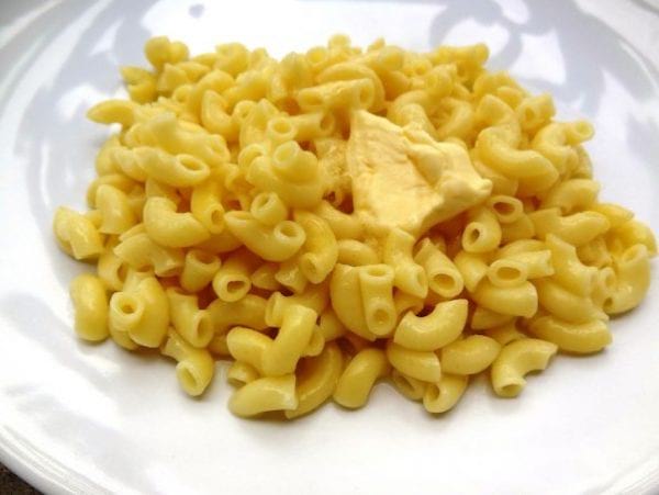 un plat de coquillettes avec du beurre cuites au micro-ondes