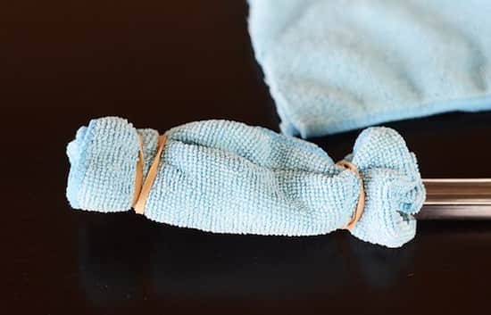 Fabriquez votre propre outil de nettoyage pour stores vénitiens avec une pince de cuisine, un chiffon microfibres et des élastiques.