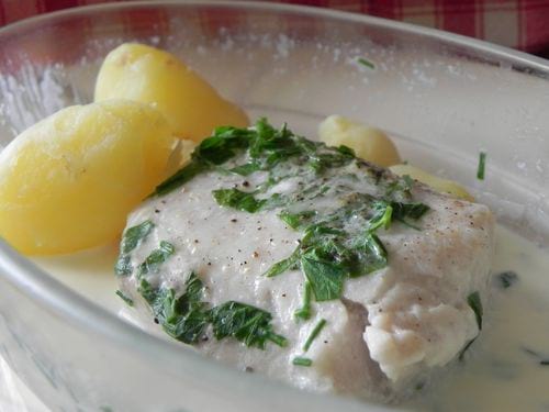Du poisson blanc à la crème et aux herbes avec des pommes de terre préparé au micro-ondes