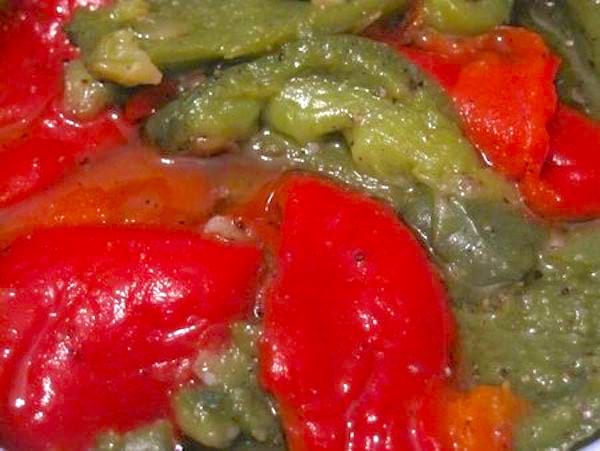 un plat de poivrons verts et rouges grillés au micro-ondes