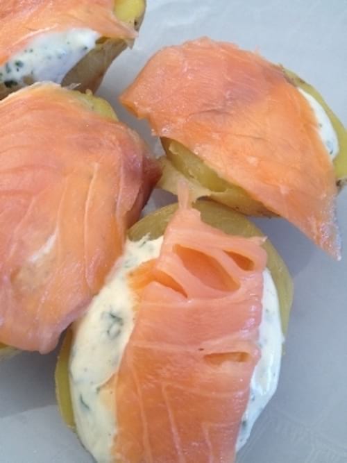 Des patates cuites au four micro-ondes avec une sauce au yaourt et du saumon fumé