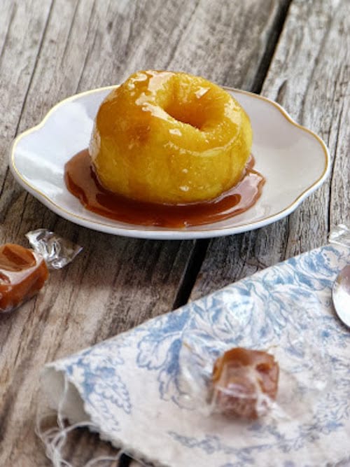 une pomme caramélisé cuite au micro-ondes