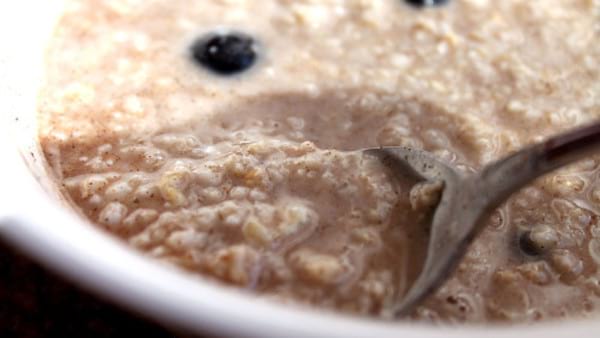 Du porridge préparé aux flocons d'avoine cuit au micro-ondes