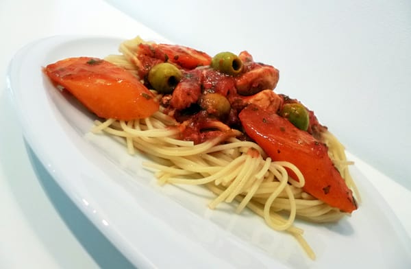 Un plat de spaghetti et de poulet aux carottes cuisinés au micro-ondes