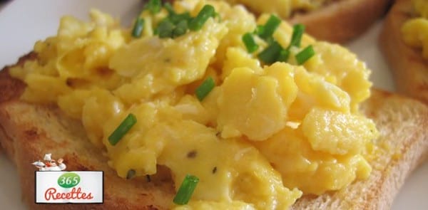 Des oeufs brouillés préparés au micro-ondes