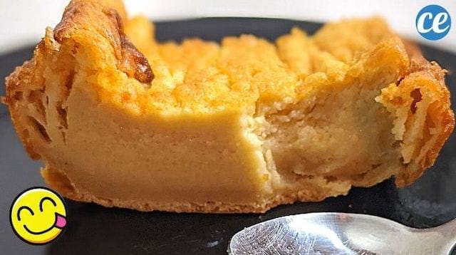 Un far breton fait maison facile à faire dans une assiette noir et avec une cuillère