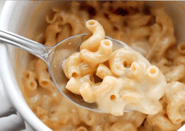 des macaronis au fromage préparés au micro-ondes